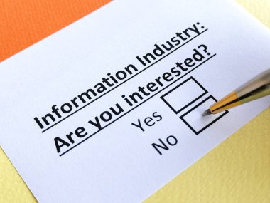 Bir kişi bilgi endüstrisi hakkındaki soruları cevaplıyor.