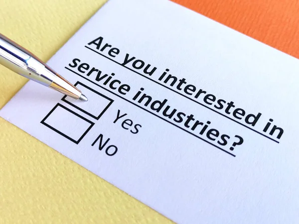 Una Persona Está Respondiendo Una Pregunta Sobre Las Industrias Servicios — Foto de Stock