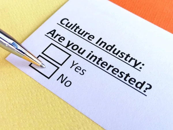 Una Persona Está Respondiendo Una Pregunta Sobre Industria Cultural — Foto de Stock