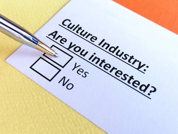 Una Persona Está Respondiendo Una Pregunta Sobre Industria Cultural — Foto de Stock