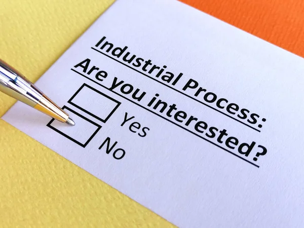 Bir kişi endüstriyel süreçle ilgili soruya cevap veriyor.