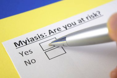 Bir kişi Myiasis hakkındaki soruyu cevaplıyor..