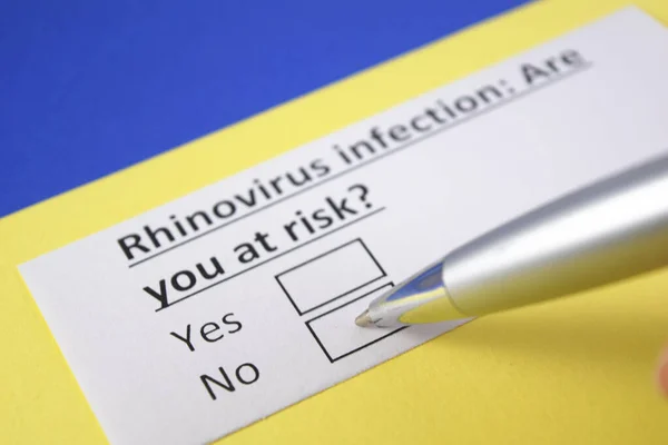 Una Persona Está Respondiendo Pregunta Sobre Infección Por Rhinovirus — Foto de Stock