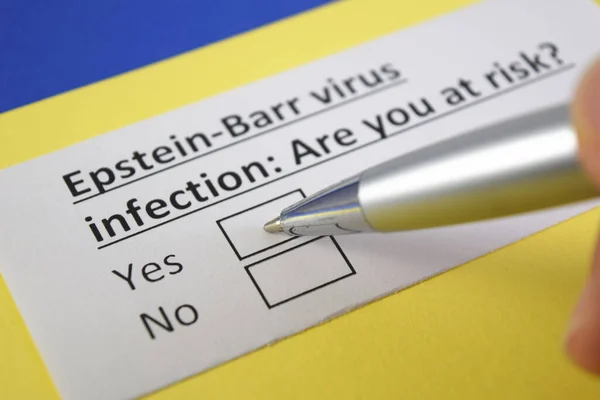 Bir Kişi Epstein Barr Virüsü Enfeksiyonu Ile Ilgili Soruya Cevap — Stok fotoğraf