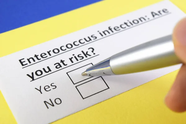 Eine Person Beantwortet Fragen Zur Enterokokken Infektion — Stockfoto