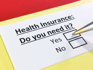 Bir kişi sağlık sigortası sorusunu cevaplıyor..