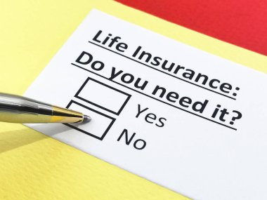 Bir kişi hayat sigortası sorusuna cevap veriyor.