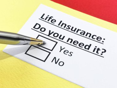 Bir kişi hayat sigortası sorusuna cevap veriyor.