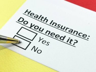 Bir kişi sağlık sigortası sorusunu cevaplıyor..