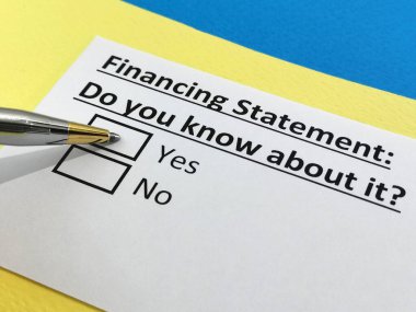 Bir kişi finansman beyannamesiyle ilgili soruya cevap veriyor.