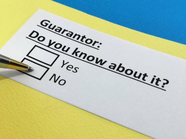 Bir kişi kefil hakkındaki soruyu cevaplıyor..