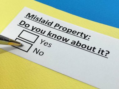 Bir kişi kayıp mallarla ilgili soruya cevap veriyor..