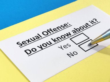 Bir kişi cinsel suçla ilgili soruya cevap veriyor..