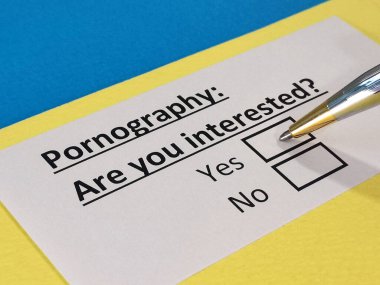 Bir kişi pornografiyle ilgili soruya cevap veriyor..