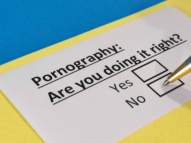 Bir kişi pornografiyle ilgili soruya cevap veriyor..