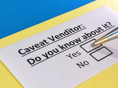 Bir kişi ihtar satıcısının sorusunu cevaplıyor..