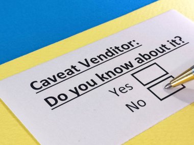 Bir kişi ihtar satıcısının sorusunu cevaplıyor..