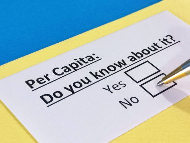 Bir kişi kişi kişi başına düşen soruya cevap veriyor.