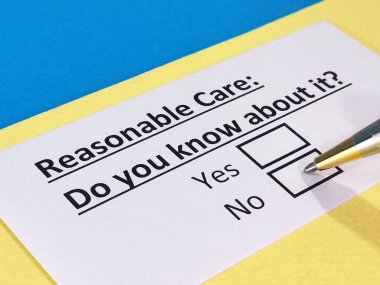 Bir kişi makul bakım ile ilgili soruya cevap veriyor..