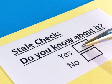 Bir kişi bayat çekle ilgili soruya cevap veriyor..