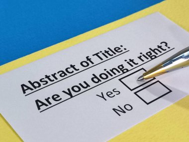 Bir kişi soyut başlık sorusunu cevaplıyor.