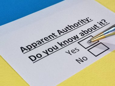 Bir kişi açık otoriteyle ilgili sorulara cevap veriyor..