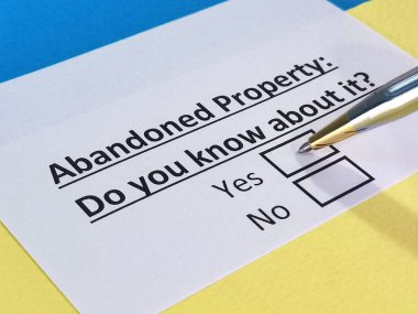 Terk edilmiş bir mülkle ilgili soruya bir kişi cevap veriyor..