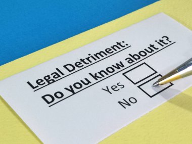 Bir kişi hukuki zararla ilgili soruya cevap veriyor..