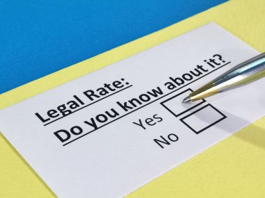 Bir kişi hukuki oran sorusunu cevaplıyor..