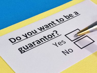 Bir kişi kefil hakkındaki soruyu cevaplıyor..