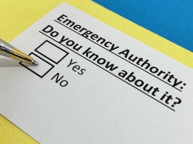 Bir kişi acil durum yetkilisi ile ilgili soruya cevap veriyor..