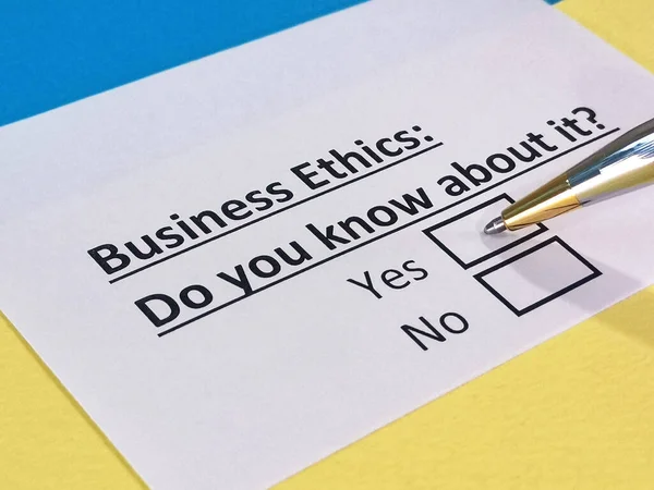Egy Ember Válaszol Üzleti Etikával Kapcsolatos Kérdésekre — Stock Fotó