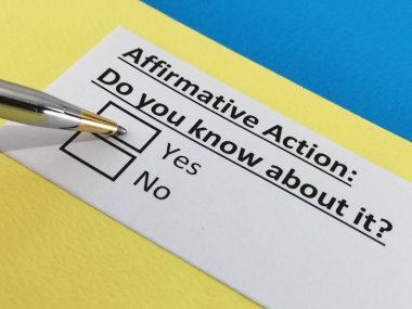 Bir kişi pozitif ayrımcılık ile ilgili soruya cevap veriyor..