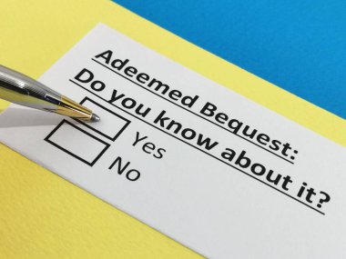 Bir kişi vasiyetnameyle ilgili soruya cevap veriyor..