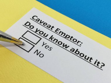 Bir kişi uyarıcıyla ilgili soruya cevap veriyor..