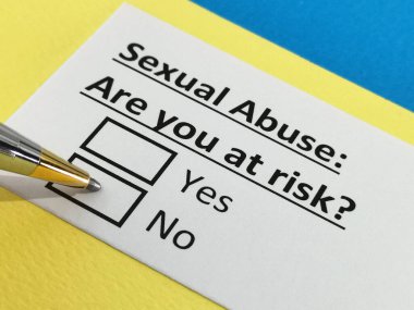 Bir kişi cinsel tacizle ilgili soruya cevap veriyor..