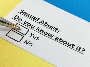 Bir kişi cinsel tacizle ilgili soruya cevap veriyor..