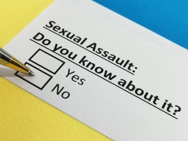 Bir kişi cinsel saldırı ile ilgili soruya cevap veriyor..