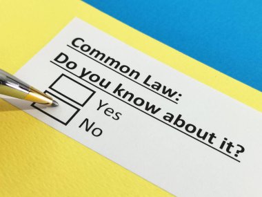 Bir kişi ortak hukukla ilgili soruya cevap veriyor.