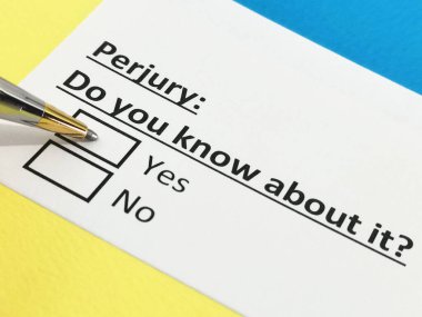 Bir kişi yalancı şahitlikle ilgili soruya cevap veriyor..