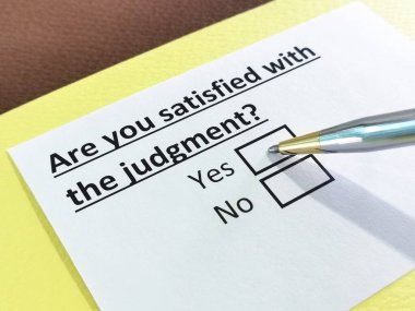 Bir kişi yargıyla ilgili soruya cevap veriyor..