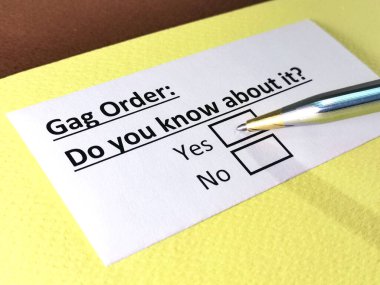 Bir kişi yayın yasağı ile ilgili soruya cevap veriyor..