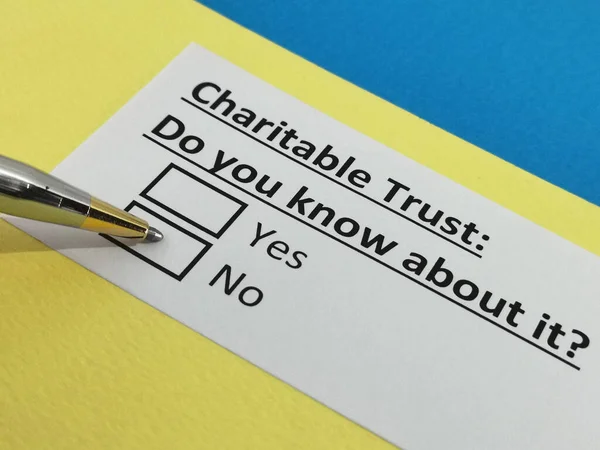 Una Persona Está Respondiendo Pregunta Sobre Confianza Caritativa — Foto de Stock