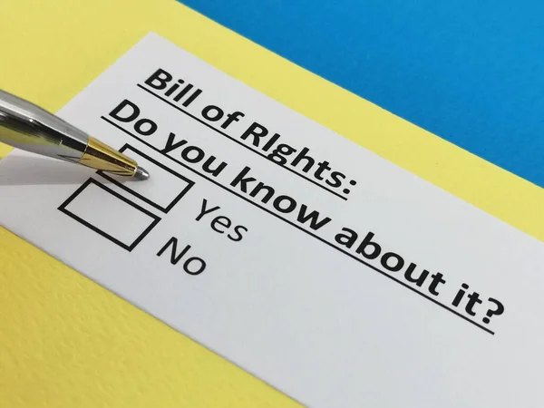 Una Persona Está Respondiendo Pregunta Sobre Carta Derechos — Foto de Stock