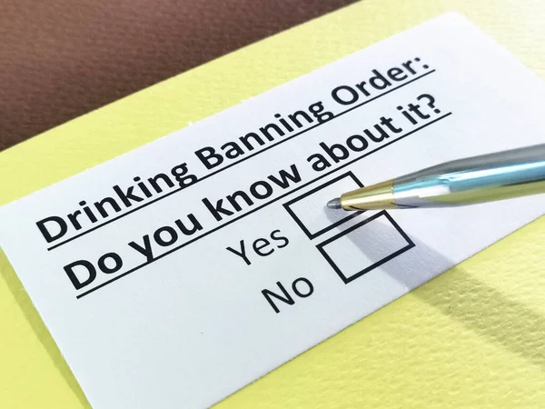 Una Persona Está Respondiendo Pregunta Sobre Prohibición Beber Orden — Foto de Stock