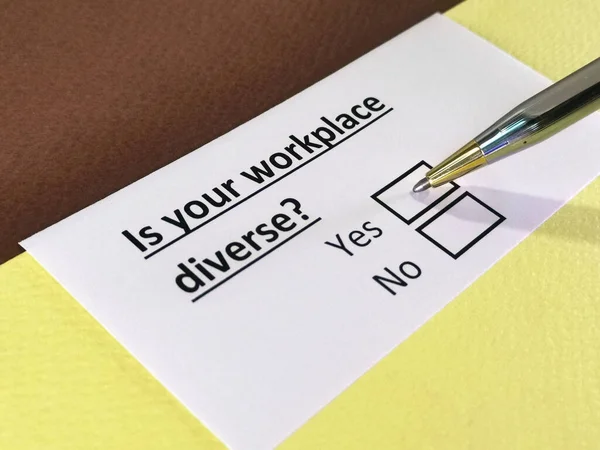 Una Persona Está Respondiendo Pregunta Sobre Lugar Trabajo Diversa — Foto de Stock