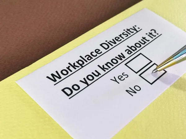 Una Persona Responde Una Pregunta Sobre Diversidad Lugar Trabajo — Foto de Stock