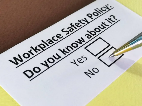 Uma Pessoa Está Respondendo Pergunta Política Segurança Local Trabalho — Fotografia de Stock