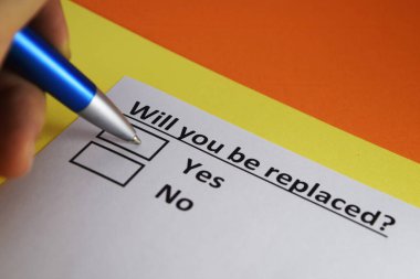 Bir kişi iş güvenliği ile ilgili soruya cevap veriyor..