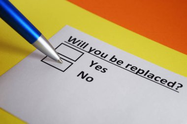 Bir kişi iş güvenliği ile ilgili soruya cevap veriyor..